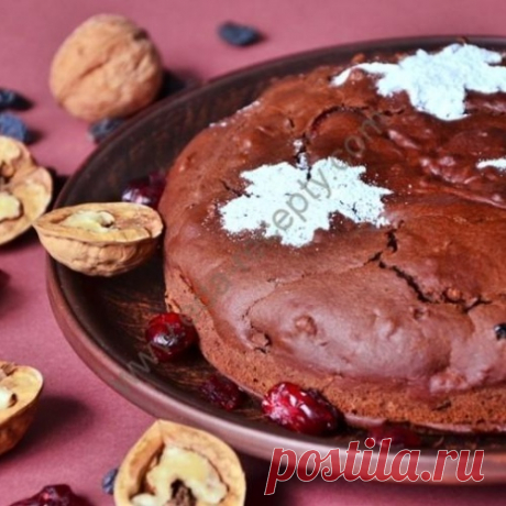 Постный шоколадный пирог с сухофруктами и орехами