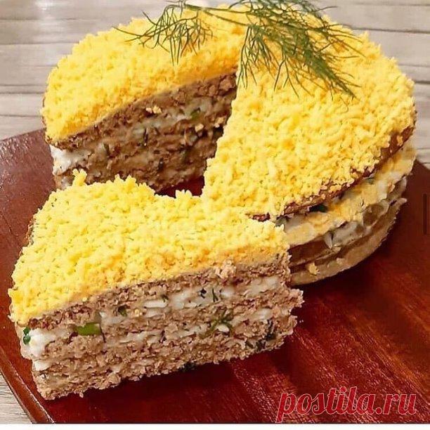 Печеночный тортик
 Ингредиенты:

Печень 500 гр
Луковица 1 шт
Овсяные отруби 30 гр
Творожок мягкий 120 гр
Яйцо 1 шт
Соль, перец
.
Начинка:
Яйцо 5 шт
Зелень
Йогурт 0%
Соль, перец, чеснок