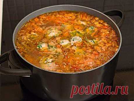 Суп с цыпленком, овощами и клецками с зеленью