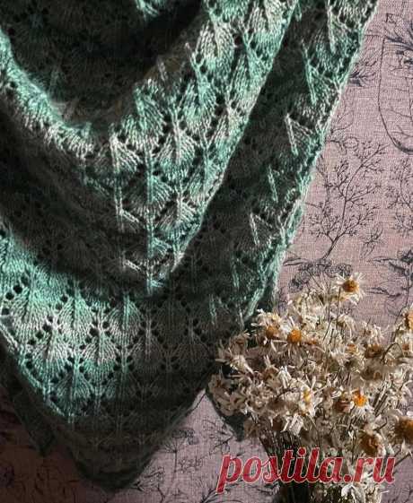 Бактус ажурным узором "листья" спицами. Схема. / knittingideas.ru