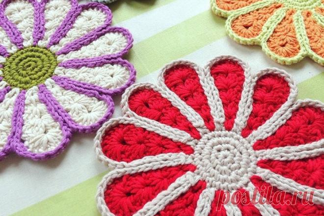 Пусть цветочные прихватки крючком поселятся на вашей кухне!Вязаные прихватки - прекрасный способ внести радостную нотку в облик кухни и придать индивидуальность интерьеру.Цветочные прихватки, пожалуй, один из самых популярных мотивов для вязаных прихваток. И это не мудрено, ведь вряд ли что-то может сравнится по красоте с настоящим цветком.Действительно, вязаные прихватки в виде цветов порадуют любую из нас и безусловно будут использоваться в хозяйстве.Прихватки крючком, с...