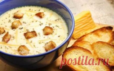 6 ПРОСТЫХ И БЕЗУМНО ВКУСНЫХ СЫРНЫХ СУПОВ

1. Сырный суп по-французски с чесночными гренками

Вам понадобятся:

- куриное филе — 400 г
- мягкий плавленый сыр — 200 г
- картофель — 3 шт.
- морковь — 1 шт.
- соль, молотый перец, душистый перец — по вкусу
- растительное масло — 2 ст. л.
- лавровый лист — 3 шт.
- свежая зелень по вкусу
- для гренок — багет (или любой другой хлеб), чеснок, оливковое масло

Как приготовить:
Кипятим в кастрюле 1,5 литра воды, нарезаем курицу небол...