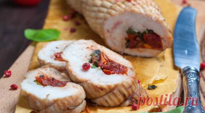 Рулет из куриной грудки с вялеными томатами, шалфеем и базиликом, пошаговый рецепт с фото