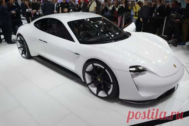 Porsche Mission E  мощность с полным приводом и двумя электромоторами. Их суммарная мощность превышает 600 л.с 3,5 секунды до 100 км/ч заряда хватит на 500 км пути. Исполнен в стали, алюминии и углепластике, причем из последнего материала сделаны даже колесные диски — 21-дюймовые спереди и 22-дюймовые сзади. Салон Porsche Mission E украшен мощной информационной системой . Приборная панель выполнена в виде изогнутого OLED-экрана, который плавно перетекает в голографический дисплей, помещенный уже