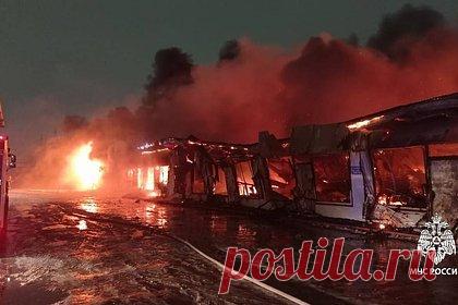 Крупный пожар на российском авторынке попал на видео. В Набережных Челнах загорелся крупный авторынок «Гараж 500», общая площадь пожара на момент публикации увеличилась до 6,8 тысячи квадратных метров. Под напором пламени в здании выбило стекла, а крыша полностью обвалилась. К тушению привлекли как минимум 98 пожарных и 31 единицу техники.