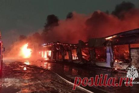 Крупный пожар на российском авторынке попал на видео. В Набережных Челнах загорелся крупный авторынок «Гараж 500», общая площадь пожара на момент публикации увеличилась до 6,8 тысячи квадратных метров. Под напором пламени в здании выбило стекла, а крыша полностью обвалилась. К тушению привлекли как минимум 98 пожарных и 31 единицу техники.