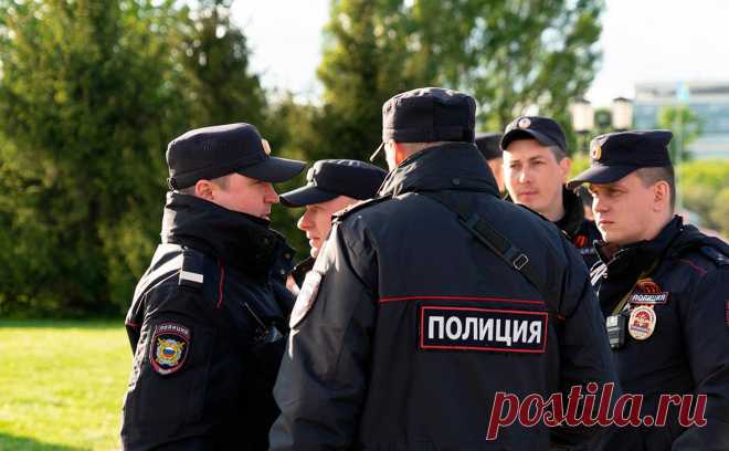 На западе Москвы начали проверку машины из-за похожего на бомбу объекта. В районе Фили-Давыдково оцепили место, где припаркован внедорожник, из-за предмета, похожего на бомбу. На место прибыли саперы
