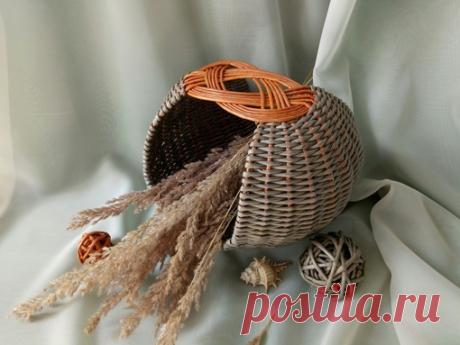 Здравствуйте！Я снова с корзинкой, но сегодня совсем другой формы - идею подглядела в Pinterest. Ручку такую делала впервые и конечно же накосячила, но показать всё равно решилась.
Т.ч. полоса газетной бумаги 8 см, спица 1,5；ВМ клён, орех；пропитка Дюфа, строит. грунтовка, акриловый лак Евротекс сауна. Всем добра！
