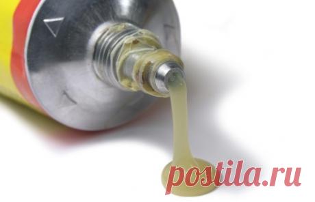 Как предотвратить засыхание суперклея, тюбик которого уже был открыт . Милая Я