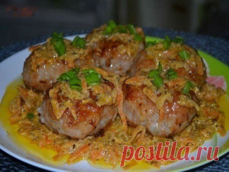 Вкусные котлетки
Источник Great Food • Лучшие Рецепты

Ингредиенты:

фарш 500 гр
2 небольшие луковицы
4 зуб чеснока
ломтик белого хлеба, размоченный в молоке
соль, перец по вкусу
сушеная зелень 2 ч. л.

Соус:
морковь крупная 1 шт
лук 2 шт
сметана 3 ст. л.
молоко 50 мл
вода 100-150мл
сушеная зелень
