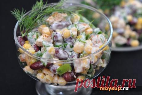 Салат с фасолью, колбасой и кириешками