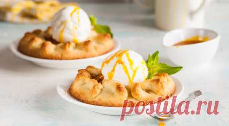 Яблочные мини-пироги с мороженым - ПУТЕШЕСТВУЙ ПО САЙТУ. Каждый мини-пирог – это самостоятельный десерт, который можно подать на праздничный стол. ИНГРЕДИЕНТЫ 3 больших яблока, желательно сорта гренни смит 90 г сливочного масла 1 ст. л. сахара 2 ст. л. коричневого сахара демерара 1/2 ч. л. корицы 2 ч. л. экстракта ванили 4 ст. л. карамельного соуса 4 шарика …