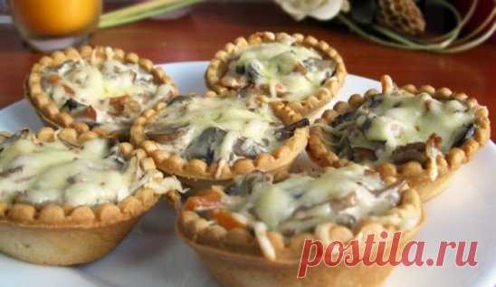 ШИКАРНАЯ ЗАКУСКА НА ПРАЗДНИЧНЫЙ СТОЛ - ЖЮЛЬЕН В ТАРТАЛЕТКАХ
Ингредиенты:
Грудка куриная (вареная) — 400 г
Шампиньоны (свежие) — 400 г
Лук репчатый — 2 шт.
Сыр (сливочный, не очень твердый) — 300 г
Сливки (20%) — 500 мл
Мука пшеничная — 2 ст. л.
Приготовление:
1. Грибы, лук, грудку мелко нарезать - и обжарить до выпаривания лишней жидкости.
2. Добавить сливки и медленно вводить муку - чтобы загустело.
3. Разложить по тарталеткам.
4. Посыпать сверху тертым сыром и запекать в духовке