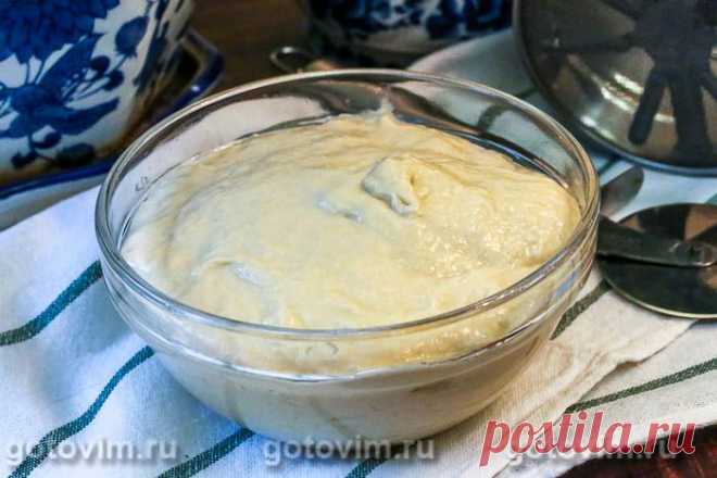 Тесто для пиццы на кефире. Рецепт с фото Есть вариант пиццы, для которой тесто не раскатывают, а размазывают ложкой по форме или противню. Не спешите говорить фу и морщить нос, пока не увидите конечный результат. Тесто на кефире (без дрожжей) получается вкусным, хорошо пропекается. Готовая пицца - мягкая, средней толщины. Для приготовления домашней пиццы на кефире с содой можно использовать любую кисломолочку (простоквашу, сметану, сыворотку).
 

