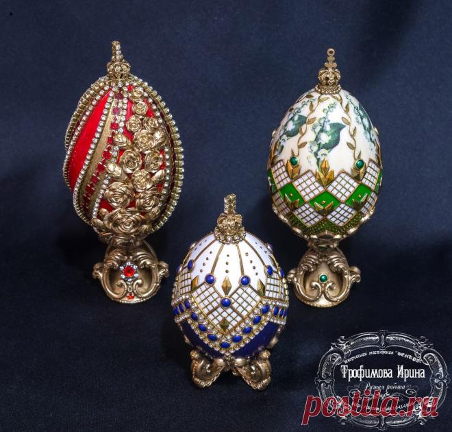пасхальные яйца по мотивам работ Фаберже(молды, контурные стикеры, стразовая лента, эмаль, на зеленом яйце-прямой декупаж салфеткой)