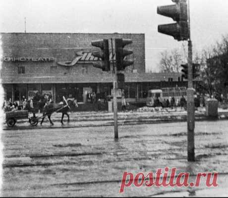 Открытое шоссе 1990 год.
Празднование Масленицы у кинотеатра Янтарь.