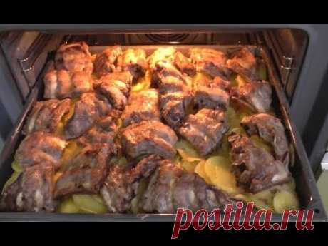 Свинные рёбрышки с картошкой в духовке