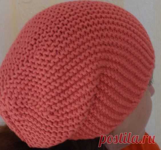 Шапка бини спицами. В статье есть пошаговое описание, видео трёх вариантов вязания: платочной вязкой, лицевой гладью и узор 
