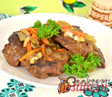 Говяжья печень с луком и морковью в мультиварке Очень вкусной и нежной получается говяжья печень с луком и морковью в мультиварке. Попробуйте обязательно! Готовится печень совершенно просто и быстро. Подать ее можно с любым гарниром на ваше усмотрение. Печень говяжья — 700 г; Лук репчатый (крупный) — 1 шт; Морковь — 1 шт; Мука — 4-5 ст.л.; Соль, перец черный свежемолотый (по вкусу) ; Аджика сухая или другие специи — 1 ч.л.; Масло растительное — 50 г; Бульон — 100 мл;