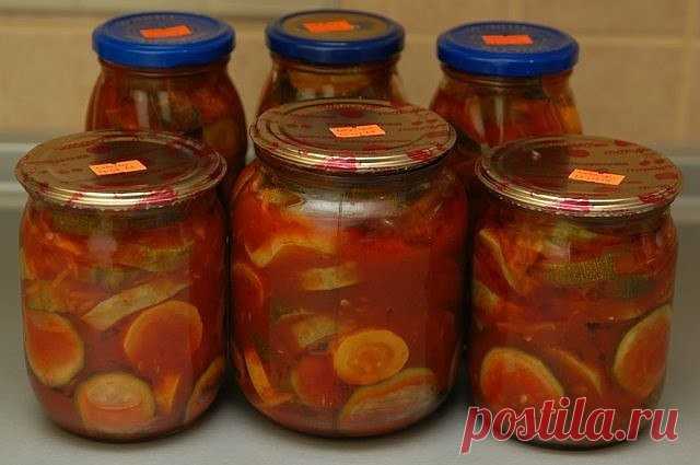 САЛАТЫ НА ЗИМУ - 10 ЛЮБИМЫХ РЕЦЕПТОВ

1. Салат «Чехарда»

Продукты: Укладывать по слоям в казан или большую кастрюлю.
На дно налить 2 стакана растительного масла.

· 1кг лука репчатого, порезать кольцами.
· 1кг помидор, целыми, обрезать «попки».
· 1кг сладкого перца, удалить семена, целыми,
· 1кг баклажан, убрать хвостики, целыми, лучше брать по мельче.
· 1кг моркови, тертой на крупной терке.

Сверху на эту красоту рассыпать 2 ст.ложки соли и 2 ст.ложки сахара, вложить чес...