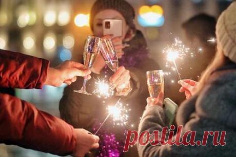 В России перед Новым годом подорожало шампанское. Цена шампанского (игристого вина) в преддверии новогодних праздников выросла за год на 14 процентов в несетевой рознице, в сетевой — на 5 процентов. Об этом сообщили эксперты индустрии. По информации компании «Эвотор», средняя цена бутылки шампанского в ноябре 2021 года составила 317 рублей.