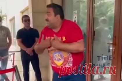 Атака желающих привиться азербайджанцев на пункты вакцинации попала на видео. Азербайджанцы, не успевшие ранее привиться от коронавируса, совершили атаку на один пунктов вакцинации в поликлинике № 7 в поселке Ахмедлы. Инцидент попал на видео. На записи видно, как разгневанный мужчина разбил стекла медицинского учреждения. Затем он начал громко переговориться с персоналом поликлиники.