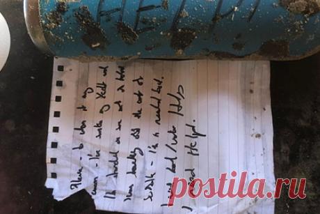 Мужчина нашел на пляже флягу с посланием от потерпевшего бедствие моряка. Житель Нидерландов нашел на берегу флягу синего цвета с выполненной черными чернилами надписью «Помогите!». Он обнаружил внутри записку, написанную от имени потерпевшего бедствие моряка. В послании не уточнялись ни дата, ни имя автора. Тем не менее, мужчина предположил, что не было написано в шутку.