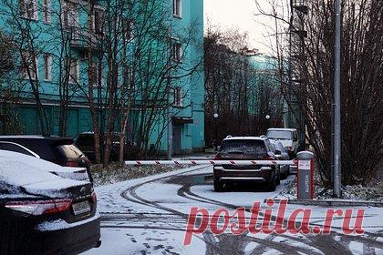 Приезд коммунальщиков оставил москвичей без шлагбаума. Московские коммунальщики после расчистки придомовой территории оказались заперты во дворе и решили сломать шлагбаум. Его можно было поднять, позвонив диспетчеру. Работники коммунальных служб, однако, решили воспользоваться ломом. Это был первый приезд снегоуборочной техники за два последних месяца.