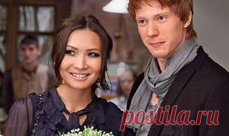 Никита Пресняков официально сделал предложение своей казахской девушке Аиде Калиевой 

За стеклом показался аквалангист с табличкой «Ты выйдешь за меня?» в руках, а Пресняков-младший подарил Аиде кольцо. Свадьбу молодые люди планируют сыграть как можно скорее, но все время это событие приходится переносить. А с рождением детей торопиться пока не собираются.