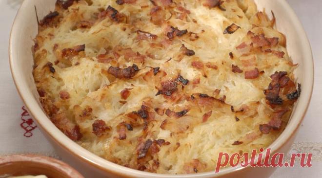 Картофельная бабка в духовке - ПУТЕШЕСТВУЙ ПО САЙТУ. Картофельная бабка, приготовленная в духовке, — блюдо белорусской кухни. Почему именно «бабка»? Есть две версии происхождения столь странного названия. Согласно первой, такое блюдо приготовили в одной белорусской деревне Наполеону, войска которого возвращались во Францию. Когда он спросил, как называется эта вкусная запеканка, ему ответили что не знают, мол, какая-то бабка […]