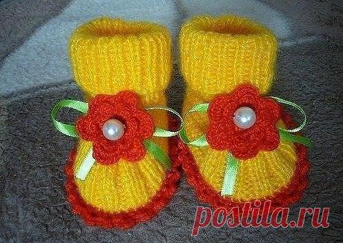 Пинеточки

ОПИСАНИЕ:
Виды вязки – 1) «платочная» (все петли лицевые)
2) резинка 2х2 (2 лицевые, 2 изнаночные петли)
3) резинка 1х1 (1 лицевая, 1 изнаночная)
Начинаем вязать с середины подошвы. 

Подошва вяжется платочной вязкой.
На спицы набрать 40 петель.
1-й и 2-й ряд – все петли лицевые.
Начиная с 3-го ряда надо прибавлять в каждом втором ряду 4 раза по 4 петли (по одной петле по краям и две петли в середине).
Новую петлю добавляем из перетяжек между петель. Перетяжку п...