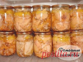 ВКУСНЕЙШАЯ ДОМАШНЯЯ ТУШЕНКА ИЗ КУРИЦЫ    

Ингредиенты: 

Курица - 2 кг 
Перец черный горошек - 20 штук 
Соль - 20 граммов 
Лавровый лист- 4 штуки 

Способ приготовления: 
1. С мяса курицы снимаем кожу, нарезаем мелкими кусочками, отделаем мясо от костей, укладываем в кастрюльку, солим, перчим, используем любые приправы, которые вам нравятся. Ставим кастрюльку с мясом минут на 40 в холодильник. 

2. Банки тщательно стерилизуем. 

3. Укладываем по 10 перчинок горошком и по ...