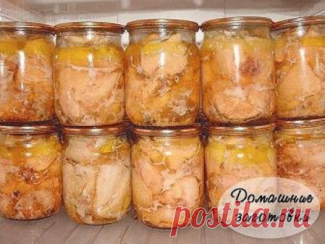 ВКУСНЕЙШАЯ ДОМАШНЯЯ ТУШЕНКА ИЗ КУРИЦЫ    

Ингредиенты: 

Курица - 2 кг 
Перец черный горошек - 20 штук 
Соль - 20 граммов 
Лавровый лист- 4 штуки 

Способ приготовления: 
1. С мяса курицы снимаем кожу, нарезаем мелкими кусочками, отделаем мясо от костей, укладываем в кастрюльку, солим, перчим, используем любые приправы, которые вам нравятся. Ставим кастрюльку с мясом минут на 40 в холодильник. 

2. Банки тщательно стерилизуем. 

3. Укладываем по 10 перчинок горошком и по ...