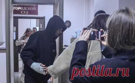Рэперу Гуфу разрешили проводить концерты после возбуждения дела о грабеже. Рэперу Алексею Долматову, известному как Гуф, в рамках запрета определенных действий нельзя посещать место происшествия и общаться с потерпевшим и свидетелем.