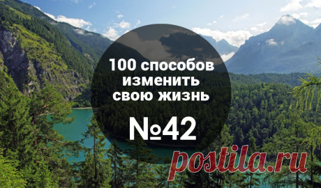 "Меня всегда мотивирует две вещи. Первая — я представляю себе чашу весов. На одной чаше весов лежат неуверенность в себе, мнения критиков, страхи. А на другой — моя реализация, мое здоровье, мое счастье. И тут я понимаю, что ставки высоки. Варианта всего два: либо гнить, либо гореть. Либо я буду бояться критики и ничего не делать и в итоге стану нереализованной злой старухой, которая будет сидеть у подъезда и кричать в сторону молодежи «Наркоман! Проститутка!»; старухой, которую съедает…