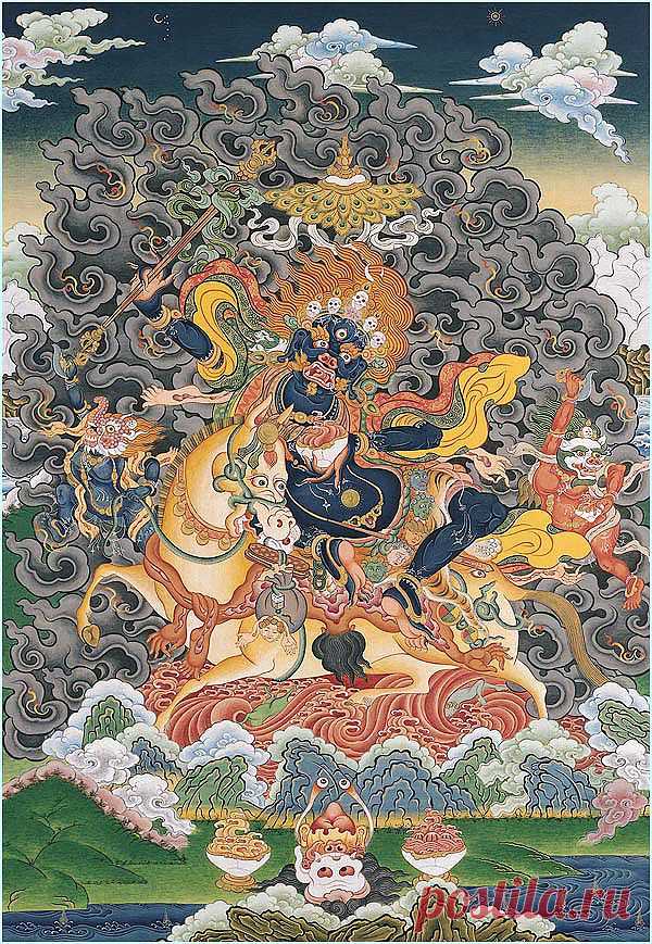 Палден Лхамо — одна из основных защитников веры и учения в традиции Гелуг-па тибетского Буддизма. Здесь она — охраняющее божество (бур. Сахюусан) школ «новых тантр». Она считается гневной формой богини Сарасвати, а также духовной супругой Махакалы (бур. Гомбо сахюусан). Она оберегает от злых духе порчи и злых языков, а также от всех внешних врагов. Считается, что Палден Лхамо исцеляет от всех болезней и является хранительницей тайны жизни и смерти.