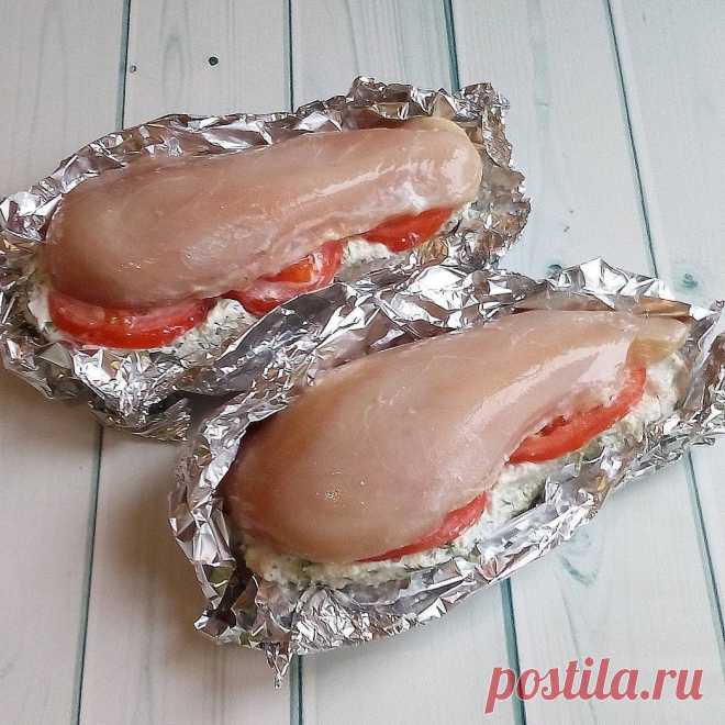 Куриное филе с творогом и зеленью

куриное филе - 2шт
творог - 100г
чеснок - 2 зубчика
помидор - 1 шт
натуральный йогурт - 2 ст.л
соевый соус - 1 ст.л
соль, черный молотый перец
зелень
Приготовление
Для начинки - нарезать зелень и смешать с творогом;
добавить йогурт, продавленный через пресс чеснок, соль и черный молотый перец.
В каждом курином филе сделать глубокий разрез, чтобы образовался кармашек. Филе нафаршировать начинкой, сверху выложить помидор кольцами.
Обмазать ...
