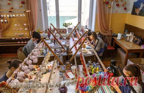 Далее игрушки попадают к художникам