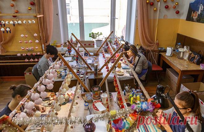 Далее игрушки попадают к художникам