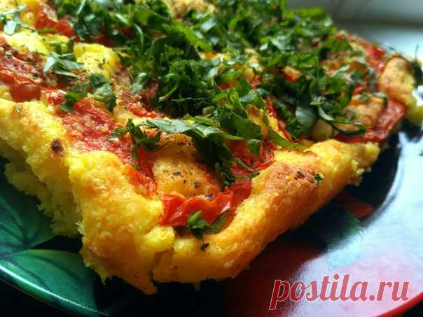 Помидорный пирог
#лакто_вегетарианство@just_veg

Ингредиенты:

Крупа манная или кукурузная – 50 г
Мука – 150 г
Творог крупной зернистости – 100 г (можно заменить на 100 мл кефира)
Масло растительное – 100 мл
Соль – 1,5 ч. л.
Сахар – 0,5 ч. л.
Сода – 0,5 ч. л.
Помидоры среднего размера – 3 шт.
Специи: куркума, смесь душистых перцев, кориандр молотый, прованские травы, свежая зелень базилика

Приготовление:

1. Замесить вязкое тесто из манки, муки, творога, соды, соли и саха...