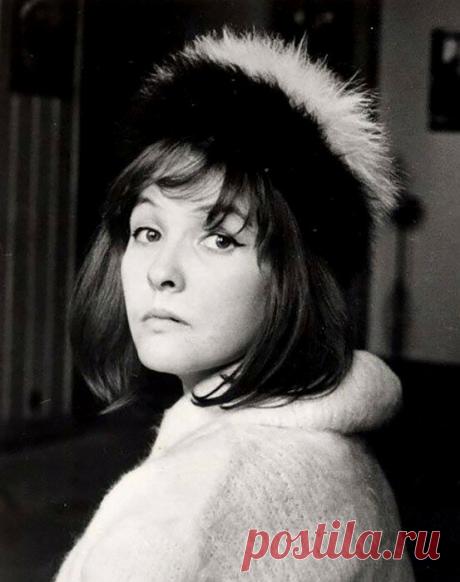 Женская трагедия Ахмадулиной в стихотворении «О, мой застенчивый герой…» | Библио Графия | Яндекс Дзен