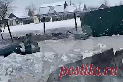 Жилые дома попали под обстрел ВСУ «Градом» в российском регионе. В Суземке Брянской области под обстрел реактивной системы залпового огня «Град» со стороны Вооруженных сил Украины (ВСУ) попали жилые дома. Помимо этого, один снаряд повредил кровлю цеха завода «Стрела», который специализируется на выпуске трансформаторов и товаров народного потребления.