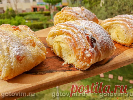 Сдобные слоеные булочки с изюмом и сахарной крошкой. Рецепт с фото Что может быть вкуснее ароматной сдобной булочки? Особенно когда она свежая, еще теплая, приготовлена дома из лучших продуктов и с любовью. Делимся простым рецептом слоеных сдобных булочек с начинкой из сладкой мучной крошки и изюма. По желанию изюм можно заменить на любые другие сухофрукты или термостабильные капли шоколада. Их можно купить в любом магазине для кондитеров.

