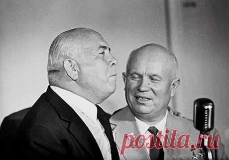 Зачем Хрущёв амнистировал бандеровцев и власовцев Существует миф, что Хрущёв освободил миллионы невинно осуждённых, реабилитировал жертв политических репрессий при Сталине. На деле этот миф не имеет никакого отношения к действительности. Масштабную амнистию провёл Берия, а Хрущёв освободил в основном бандеровцев. Общая ситуацияЖертвами