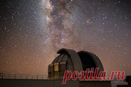 Поставлена под сомнение существующая теория эволюции звезд. Американские астрономы из Университета штата Огайо поставили под сомнение существующую теорию эволюции звезд. Исследователи смогли доказать, что некоторые звезды имеют аномальный внутренний механизм: поверхность и ядро светила вращаются с одинаковой скоростью, но затем показатели расходятся.