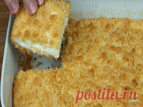 Элементарный пирог с творогом: просто растереть и запечь. Справится даже ребенок.
Ингредиенты:
150 г сливочного масла,
2 стакана муки,
стаканчик сахара,
чайная ложка соды либо разрыхлителя.
Для начинки:
0,4 кг нежирного творожка,
стаканчик сахара,
пол-десятка яиц,
если хозяйка хочет, то добавляет изюмчик, ванилин.
Сначала масло достать из холодильника, чтобы оно размягчилось. К нему добавить муку, разрыхлитель и сахарный песок. Хорошо растереть и перемешать до получения те...