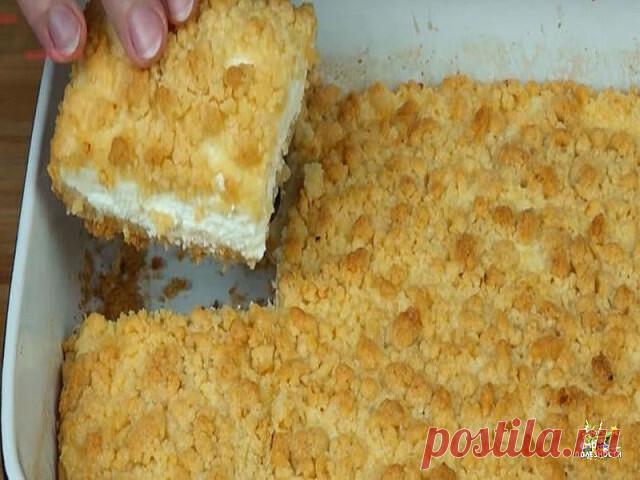 Элементарный пирог с творогом: просто растереть и запечь. Справится даже ребенок.
Ингредиенты:
150 г сливочного масла,
2 стакана муки,
стаканчик сахара,
чайная ложка соды либо разрыхлителя.
Для начинки:
0,4 кг нежирного творожка,
стаканчик сахара,
пол-десятка яиц,
если хозяйка хочет, то добавляет изюмчик, ванилин.
Сначала масло достать из холодильника, чтобы оно размягчилось. К нему добавить муку, разрыхлитель и сахарный песок. Хорошо растереть и перемешать до получения те...