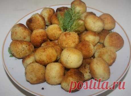 Картофельные шарики с сыром

Приготовление:
1. делаем картофельное пюре, примерно из 6 картофелин; 
2. в пюре добавляем 2 яйца и одну ложку муки; 
Показать полностью…