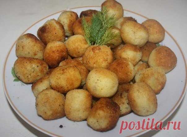 Картофельные шарики с сыром

Приготовление:
1. делаем картофельное пюре, примерно из 6 картофелин; 
2. в пюре добавляем 2 яйца и одну ложку муки; 
Показать полностью…