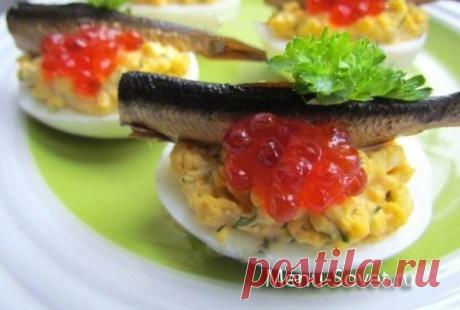 Фаршированные яйца со шпротами и красной икрой на праздничный стол » Кулинарные рецепты вкусной домашней кухни